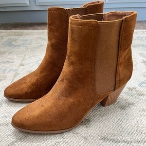 Brown suede Lulus booties